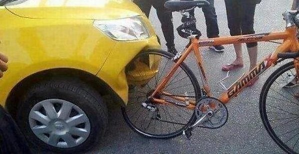 Deutsches Fahrrad gegen ein Auto