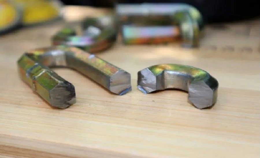 Die Glieder der CityChain 1060 werden mit einem Winkelschleifer in Stücke geschnitten